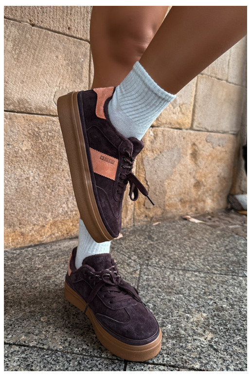 botas estilo sneaker em camurça sintética para mulheres isoladas Big Star UU274770 na cor chocolate
