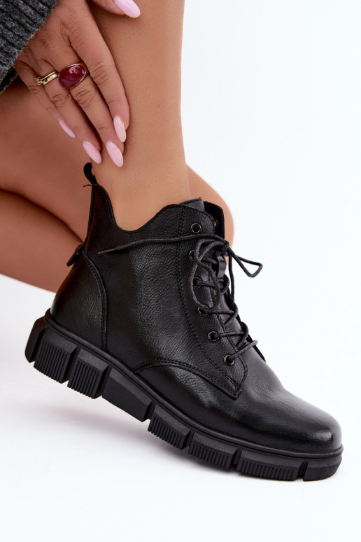 Botins isolados em couro sintético cor preta Girelisse