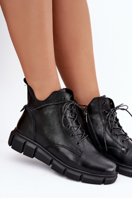 Botins isolados em couro sintético cor preta Girelisse