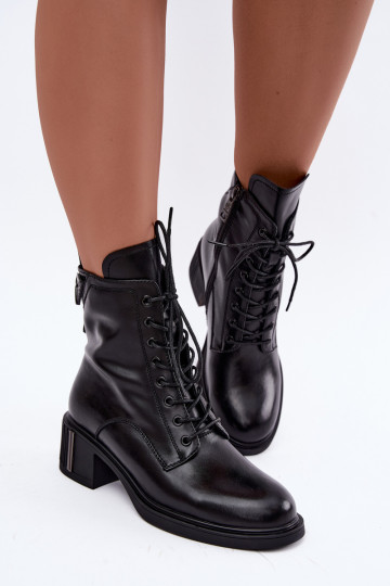 Botins isolados de couro natural Vinceza pretos