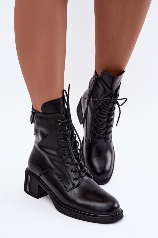 Botins isolados de couro natural Vinceza pretos