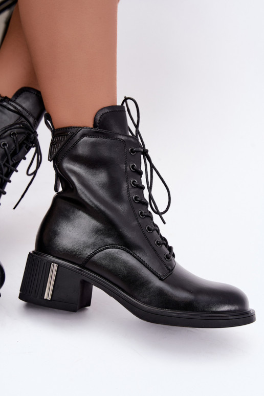 Botins isolados de couro natural Vinceza pretos