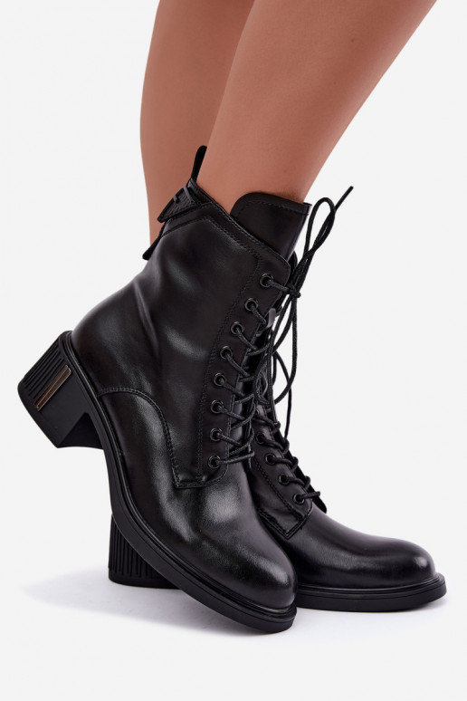 Botins isolados de couro natural Vinceza pretos