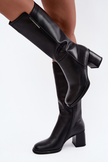 Botas altas isoladas de couro natural com saltos Vinceza pretas