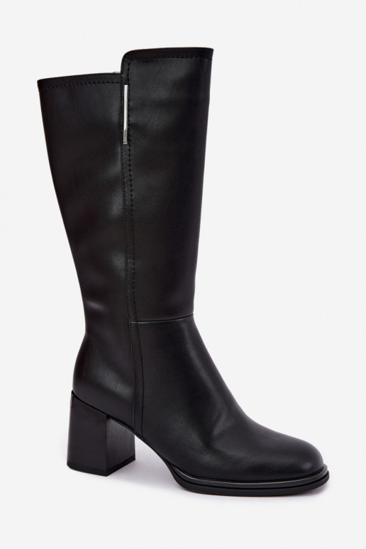 Botas altas isoladas de couro natural com saltos Vinceza pretas