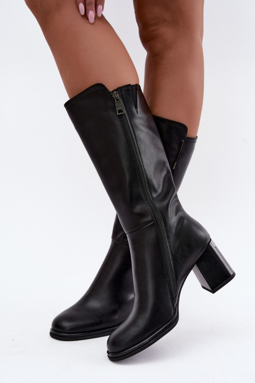 Botas altas isoladas de couro natural com saltos Vinceza pretas