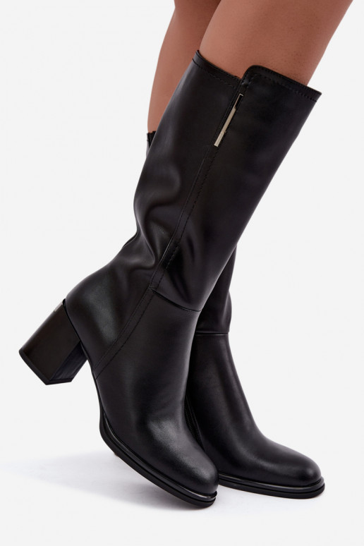 Botas altas isoladas de couro natural com saltos Vinceza pretas