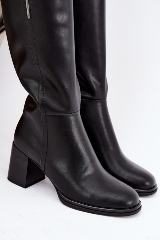 Botas altas isoladas de couro natural com saltos Vinceza pretas