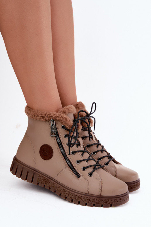 Botins femininos isolados em couro natural Vinceza 133123 na cor areia