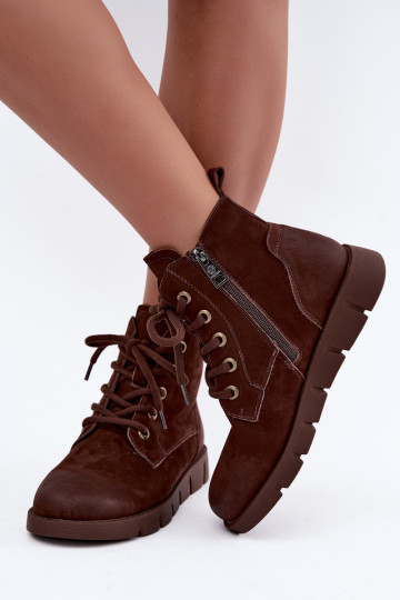 Botins isolados em couro natural com atacadores Vinceza 67040 na cor chocolate