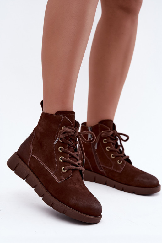 Botins isolados em couro natural com atacadores Vinceza 67040 na cor chocolate