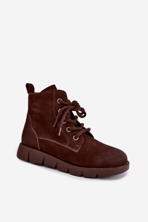 Botins isolados em couro natural com atacadores Vinceza 67040 na cor chocolate