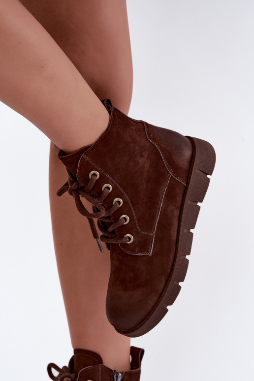 Botins isolados em couro natural com atacadores Vinceza 67040 na cor chocolate