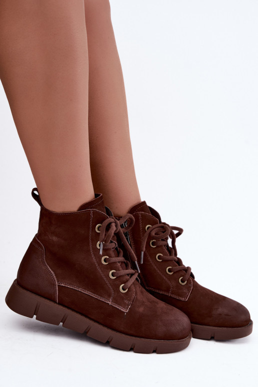 Botins isolados em couro natural com atacadores Vinceza 67040 na cor chocolate