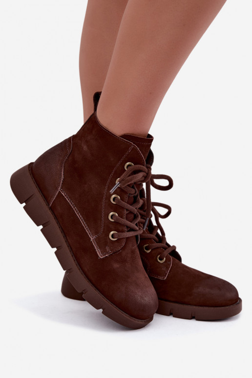 Botins isolados em couro natural com atacadores Vinceza 67040 na cor chocolate
