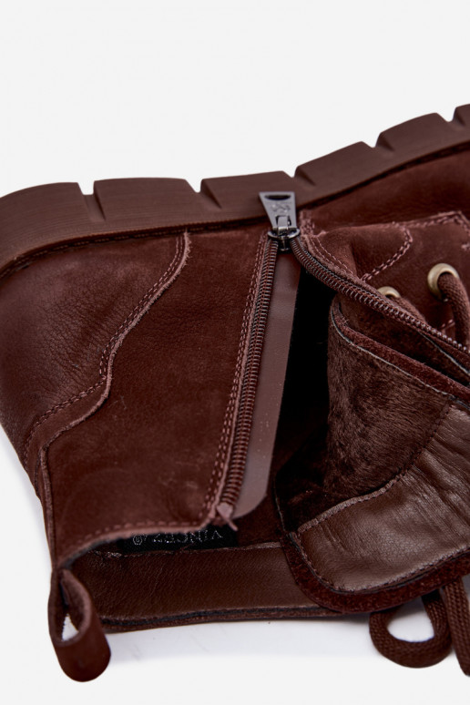 Botins isolados em couro natural com atacadores Vinceza 67040 na cor chocolate