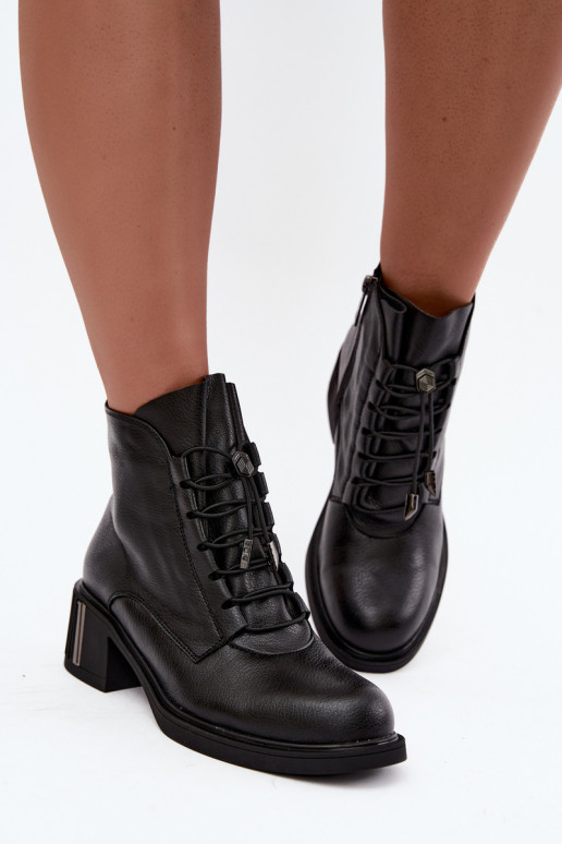 Botins isolados em couro natural Klocke Vinceza 89161 na cor preta