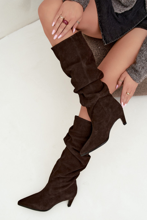 Botas altas em camurça sintética isoladas Slouchy com saltos Vinceza 89167 na cor chocolate
