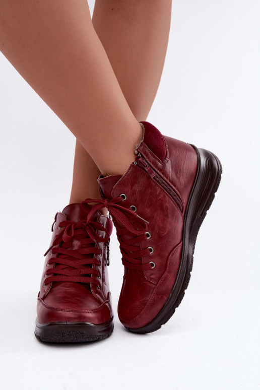 Botins femininos isolados com pelo por dentro na cor bordô Parvella