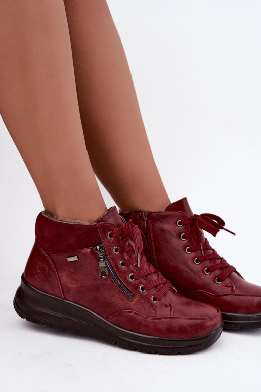 Botins femininos isolados com pelo por dentro na cor bordô Parvella