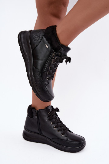 Botins femininos isolados com pelo por dentro na cor preta Parvella