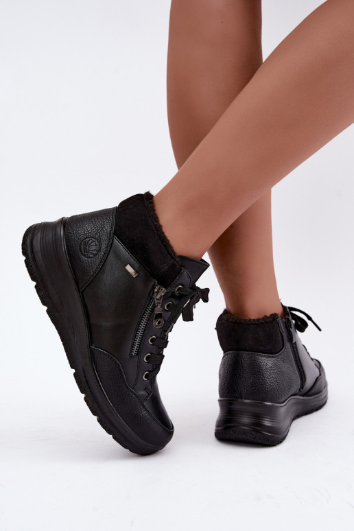 Botins femininos isolados com pelo por dentro na cor preta Parvella