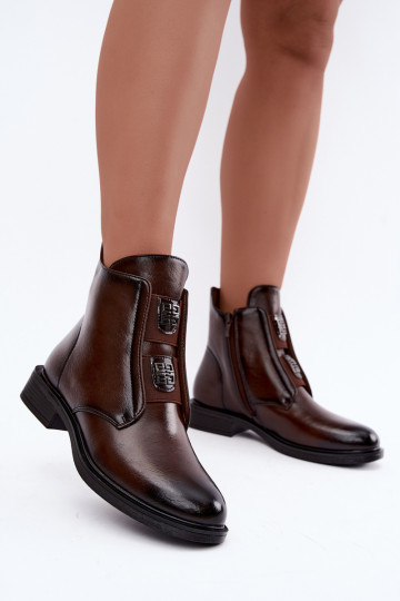 Botins femininos isolados com salto baixo e belos detalhes na cor castanha escura Tavressa