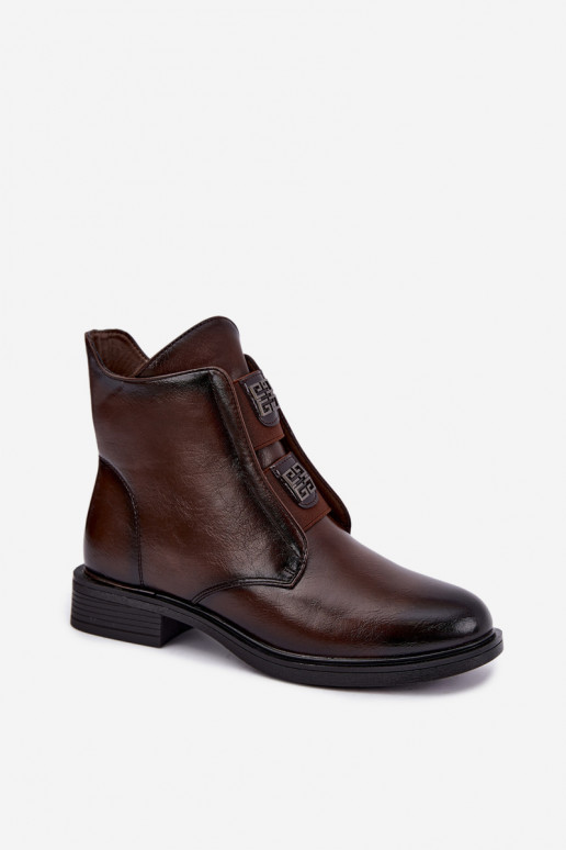 Botins femininos isolados com salto baixo e belos detalhes na cor castanha escura Tavressa