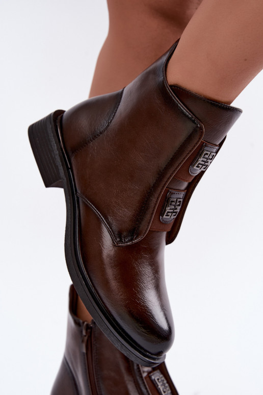 Botins femininos isolados com salto baixo e belos detalhes na cor castanha escura Tavressa