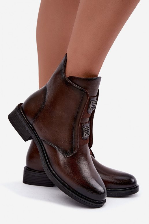 Botins femininos isolados com salto baixo e belos detalhes na cor castanha escura Tavressa