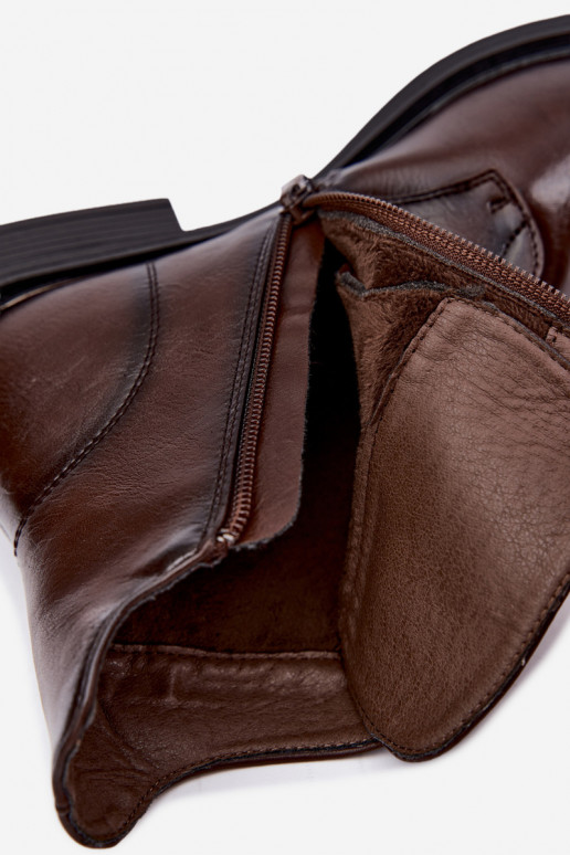 Botins femininos isolados com salto baixo e belos detalhes na cor castanha escura Tavressa