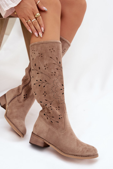 Botas altas femininas em cor de areia com elementos recortados Helinna Klocke