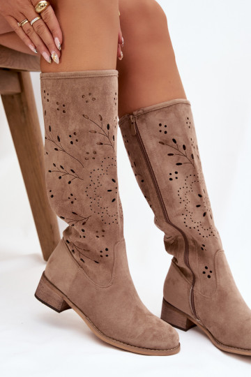 Botas altas femininas em cor de areia com elementos recortados Helinna Klocke 2