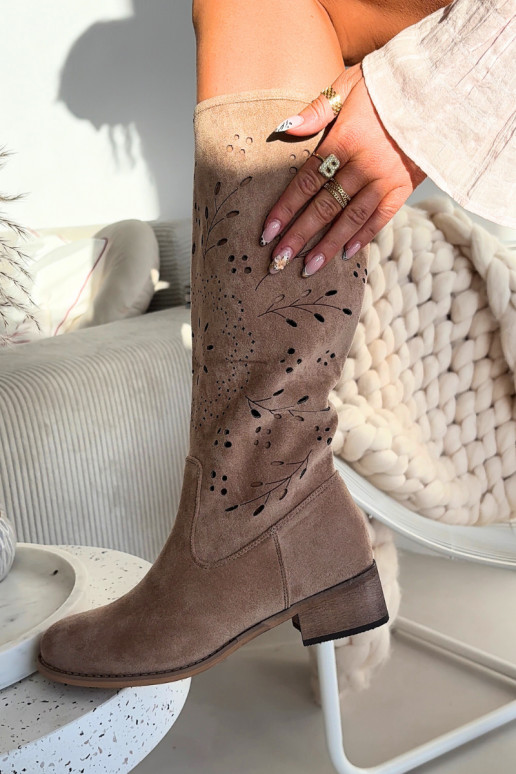 Botas altas femininas em cor de areia com elementos recortados Helinna Klocke