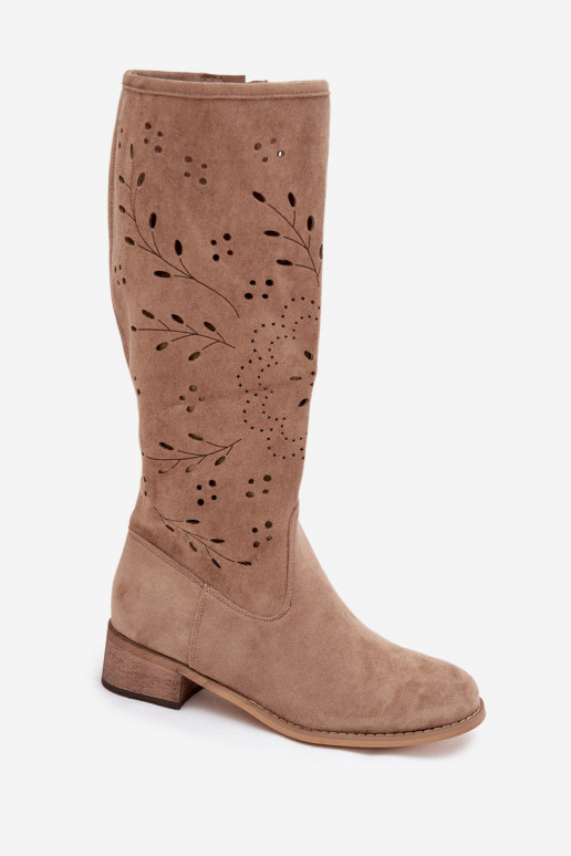 Botas altas femininas em cor de areia com elementos recortados Helinna Klocke