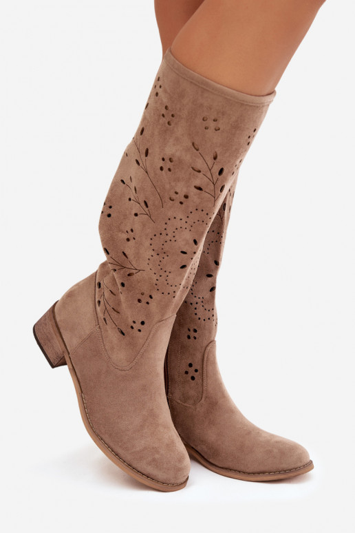 Botas altas femininas em cor de areia com elementos recortados Helinna Klocke