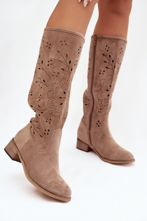 Botas altas femininas em cor de areia com elementos recortados Helinna Klocke
