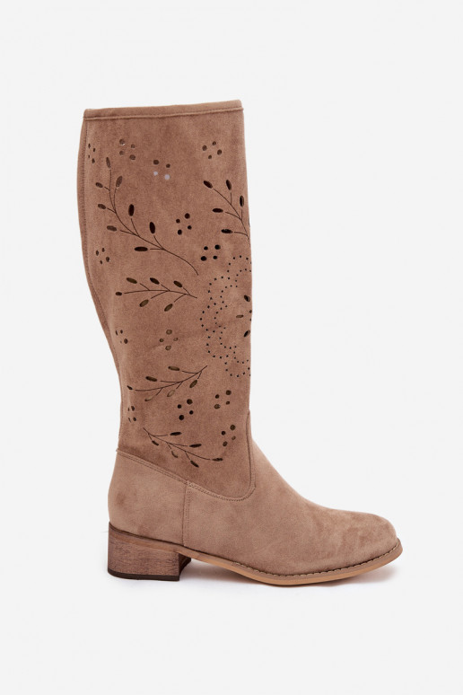 Botas altas femininas em cor de areia com elementos recortados Helinna Klocke
