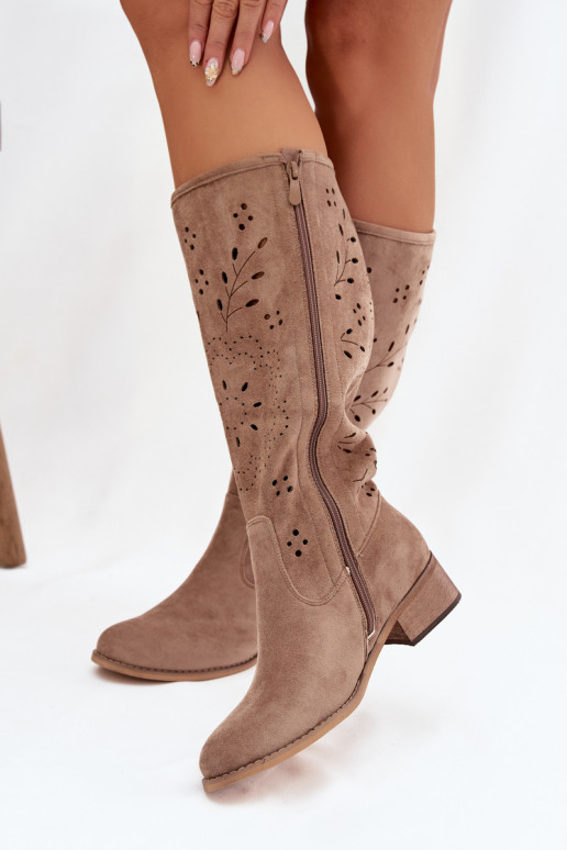 Botas altas femininas em cor de areia com elementos recortados Helinna Klocke