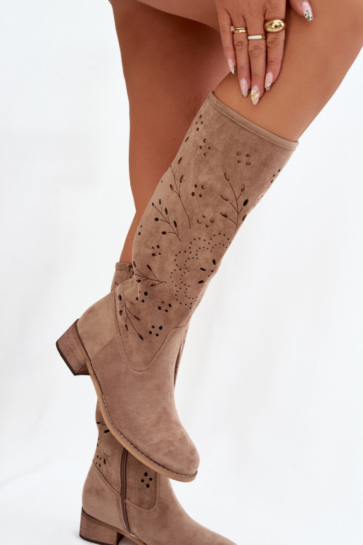Botas altas femininas em cor de areia com elementos recortados Helinna Klocke