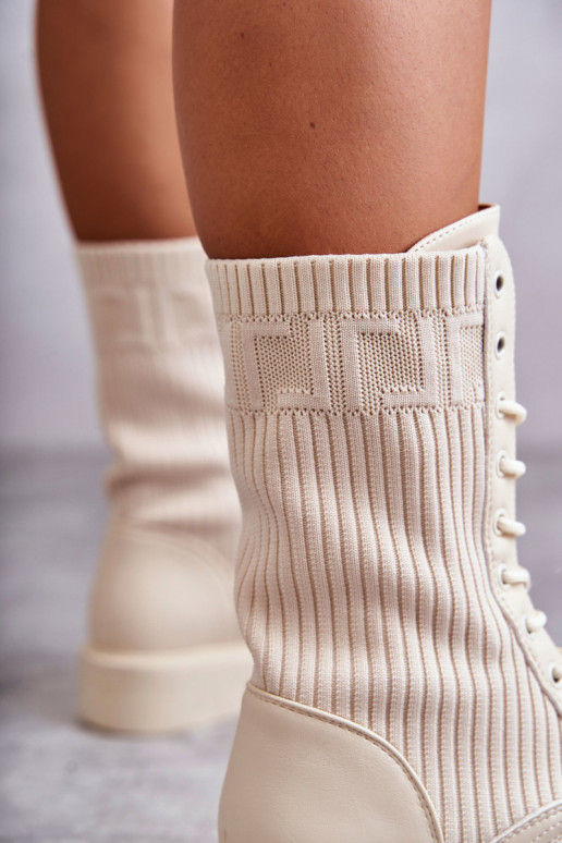 Botins femininos com cano tipo meia e saltos largos na cor areia Liam