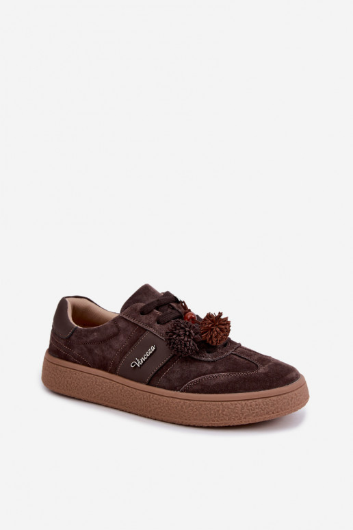 Sapatilhas de camurça sintética com pompons Vinceza 79682 cor chocolate