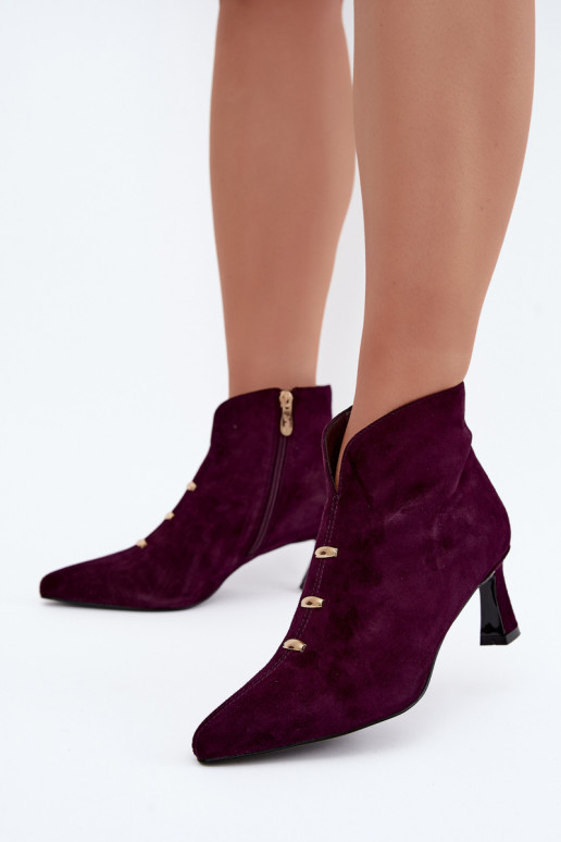 Sapatos femininos de camurça isolados com saltos D&A CR62-3496 na cor ameixa
