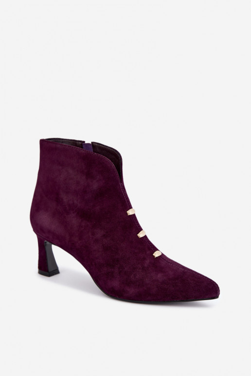 Sapatos femininos de camurça isolados com saltos D&A CR62-3496 na cor ameixa
