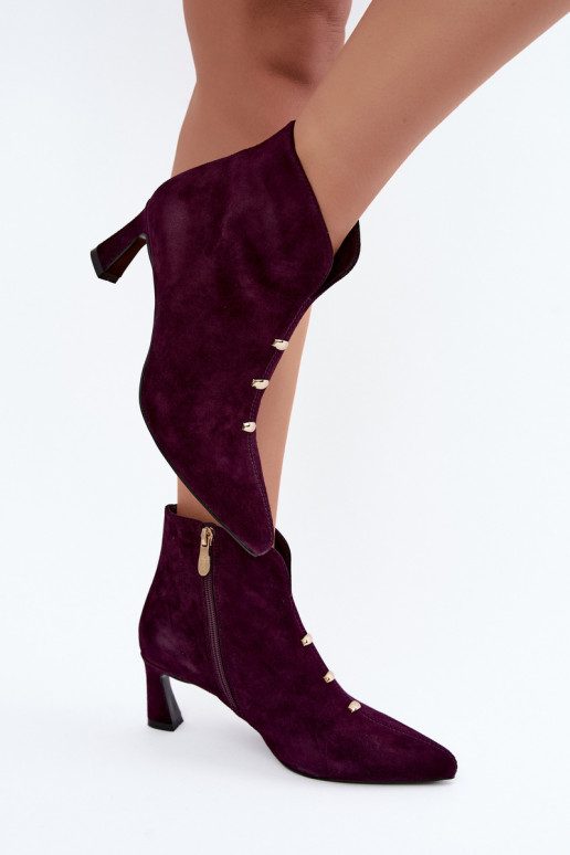 Sapatos femininos de camurça isolados com saltos D&A CR62-3496 na cor ameixa