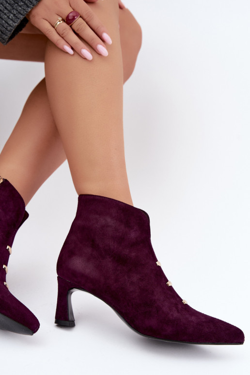 Sapatos femininos de camurça isolados com saltos D&A CR62-3496 na cor ameixa