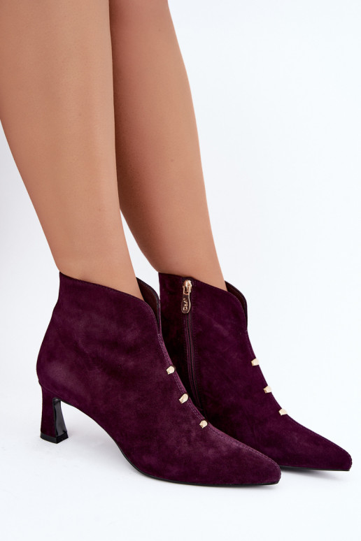 Sapatos femininos de camurça isolados com saltos D&A CR62-3496 na cor ameixa