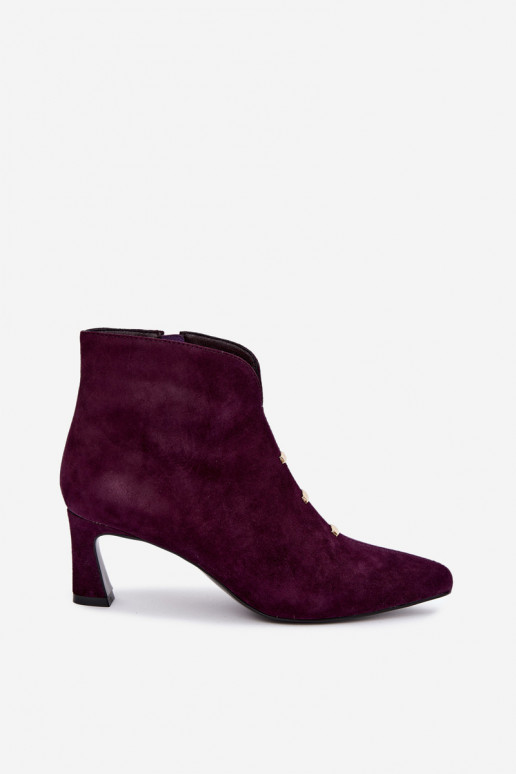 Sapatos femininos de camurça isolados com saltos D&A CR62-3496 na cor ameixa