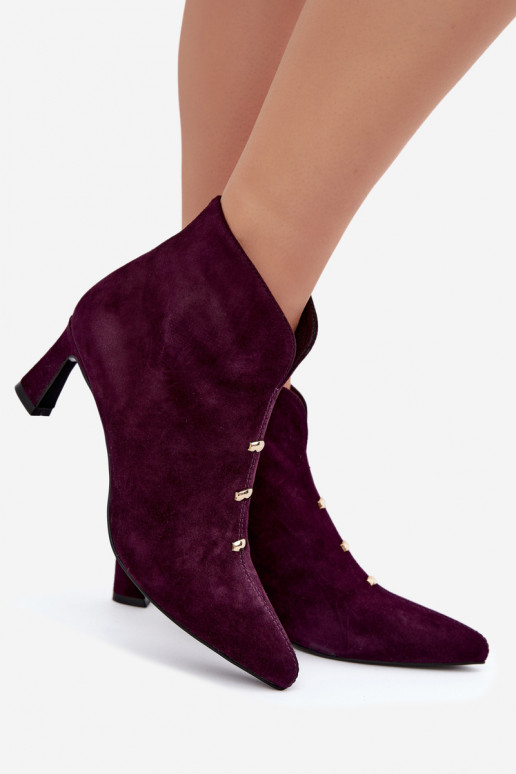 Sapatos femininos de camurça isolados com saltos D&A CR62-3496 na cor ameixa