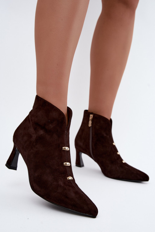 Sapatos femininos de camurça isolados com saltos D&A CR62-3496 na cor chocolate